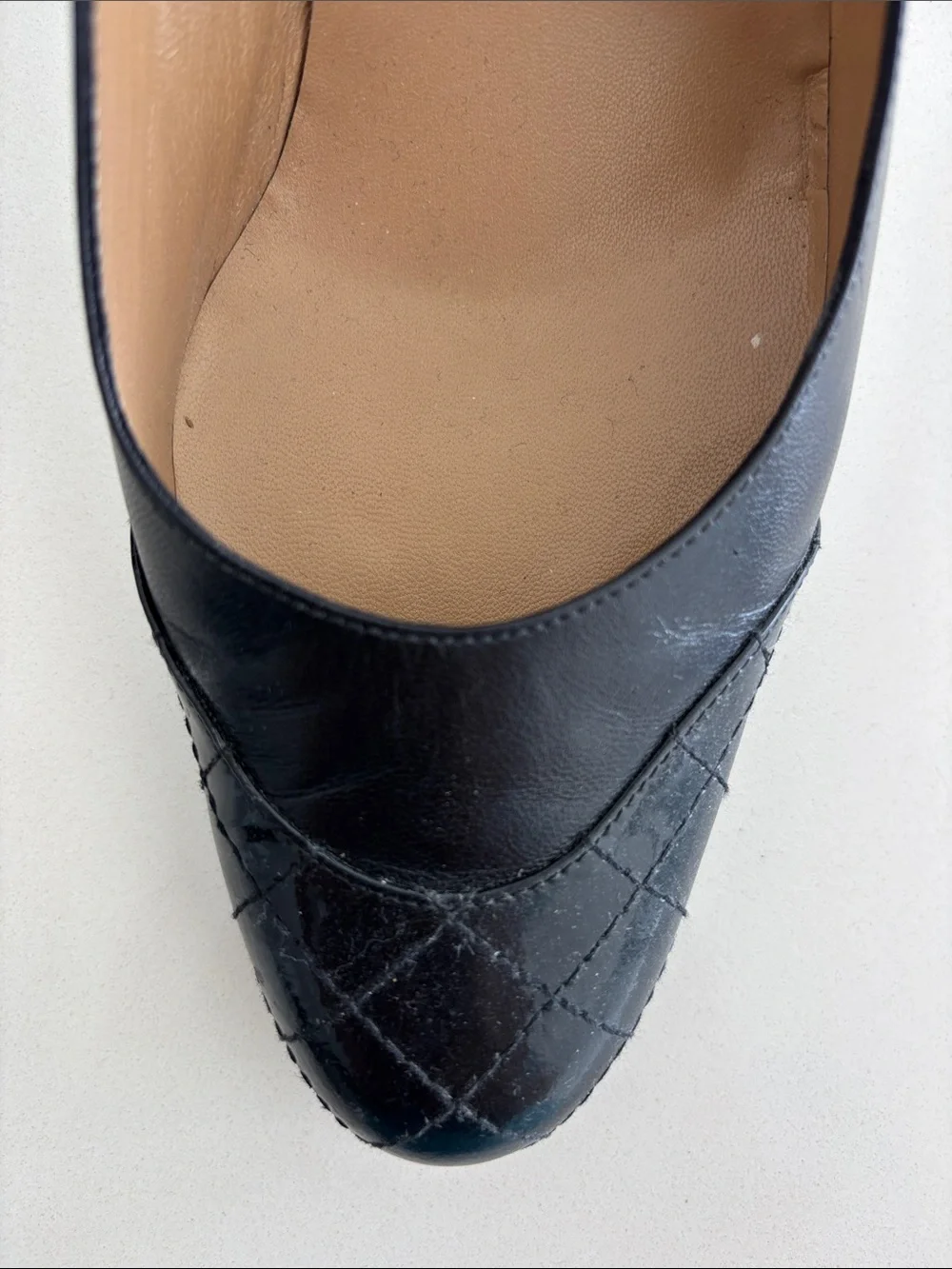 Vintage Chanel pumps Black leather/patent leather. Chanel logo on back of shoe. - Picture 2 of 10